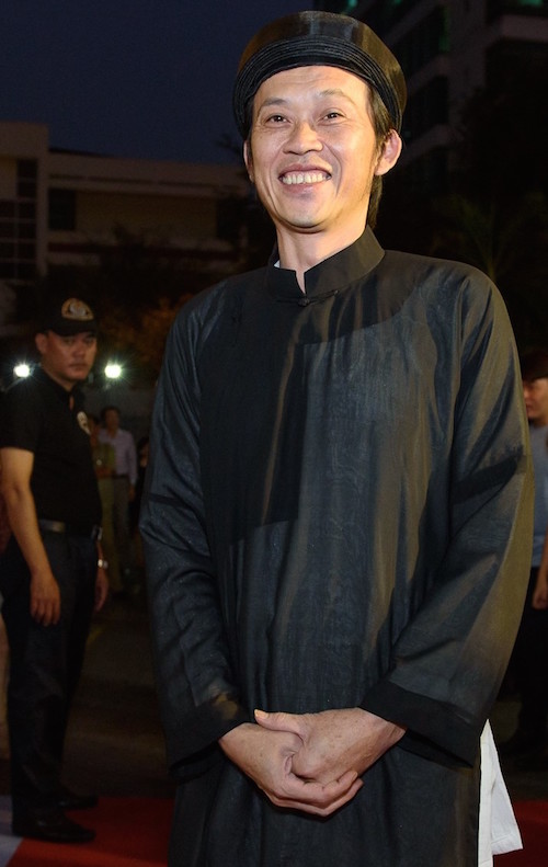 Nghệ sỹ Hoài Linh 'tươi như hoa' trong buổi ra mắt công chiếu phim Dạ cổ hoài lang ảnh 1